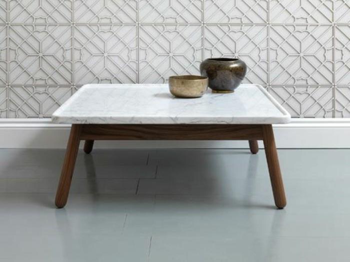 lepa kombinacija lesene podlage z marmornim vrhom za to stran stranske mize