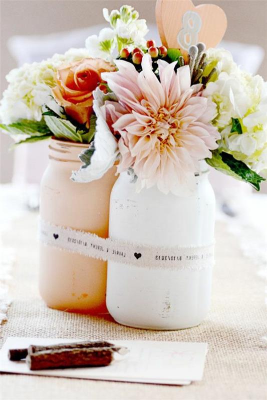 graži gėlių kompozicija nepaprastoje vazoje