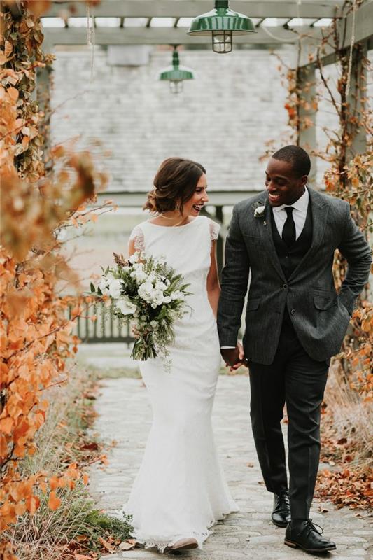 pora vestuvių dieną, moderni aptempta suknelė, anglies pilkos spalvos jaunikio kostiumas, juodi batai