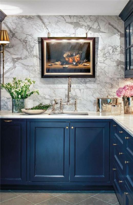 graži virtuvė su marmuro plytelėmis-leroy-merlin-marmuro plytelės-balta-pilka-mediniai baldai mėlynos spalvos