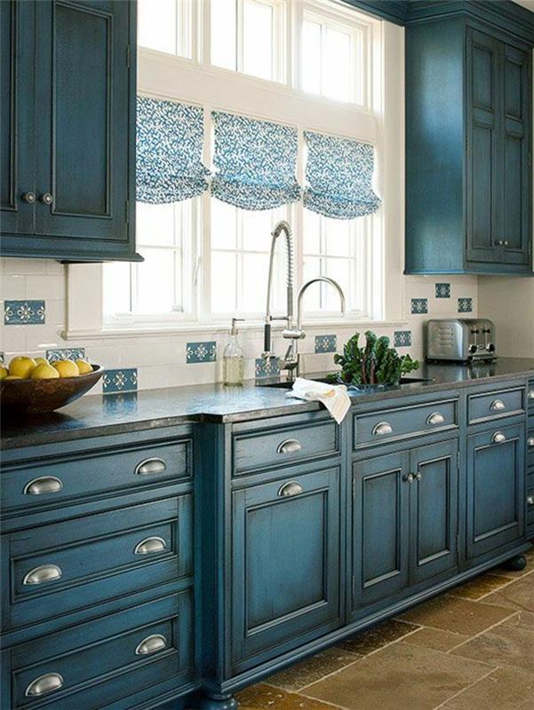 graži virtuvė su baldais-patina-mėlyna spalva-tamsiai ruda-plytelėmis išklotos grindys