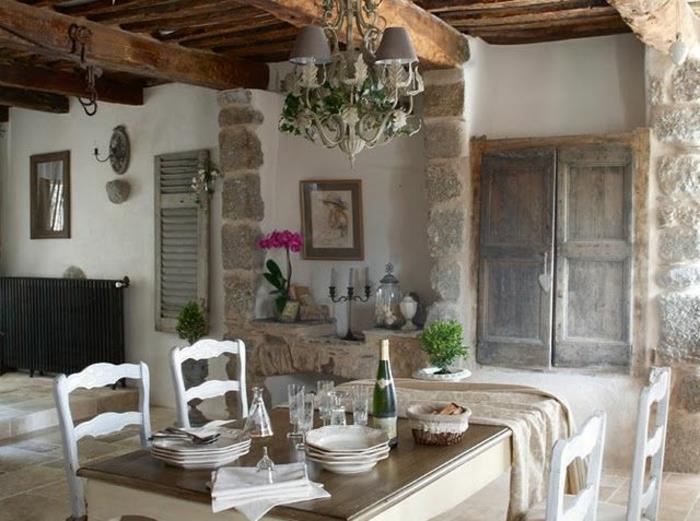 graži virtuvė su akmens sienomis apmušalas-interjeras-medinis stalas ir baltos kėdės