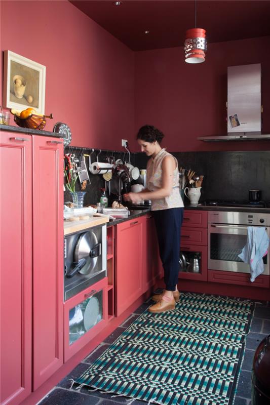 bordo duvarlı güzel mutfak-kırmızı-mutfak-mobilya-renkli-mutfak-halısı