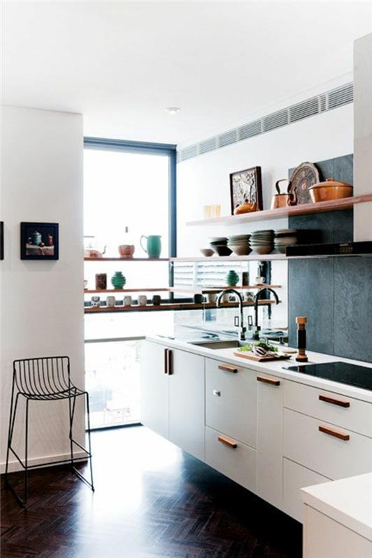 graži virtuvė su juodu muilu-parketu-balti baldai virtuvėje-langas-didelė geležinė kėdė
