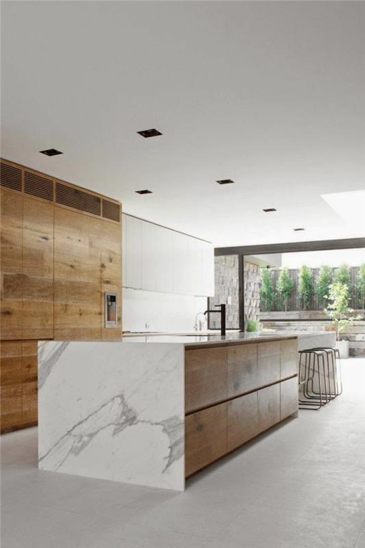 graži virtuvė su vaškuoto betono grindimis, smėlio spalvos betonu