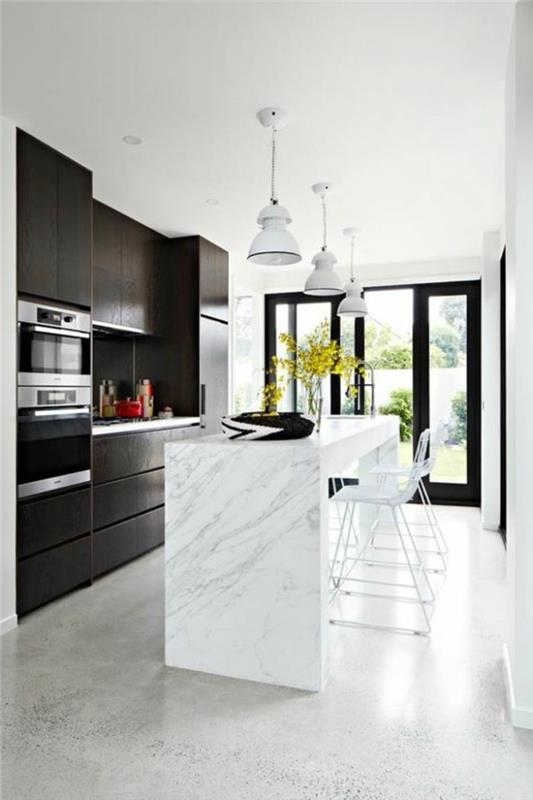 graži virtuvė su marmurinėmis plytelėmis išklotomis grindimis, leroy-merlin-white-marmuro plytelės