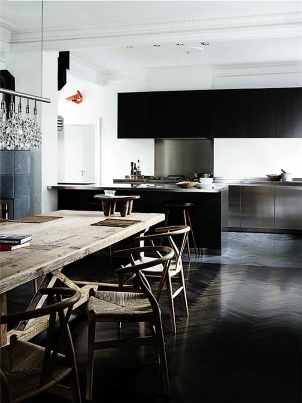 graži virtuvė su juodais muilu grindimis-parketas-stalas ir kėdės-iš medžio masyvo