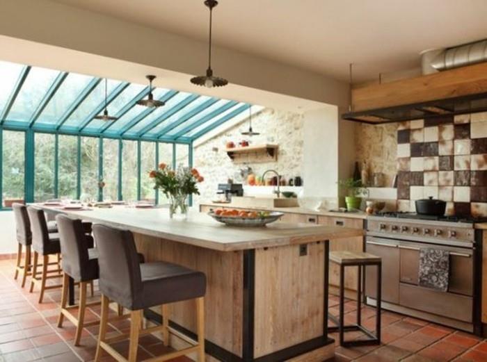 lepa-kuhinja-s-stekleno-streho-nad-stekleno-streho-notranjost-poceni-kuhinjska-palica-iz-svetlega lesa
