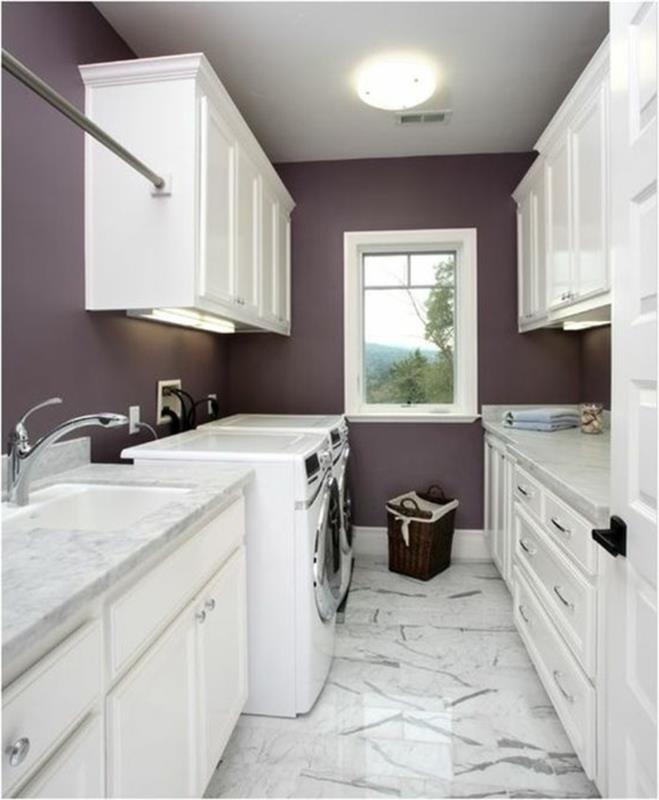 lepa-bela-kuhinja-s-stenami-vijolična-swatch-tla-marmor-pohištvo-v-belem-lesu