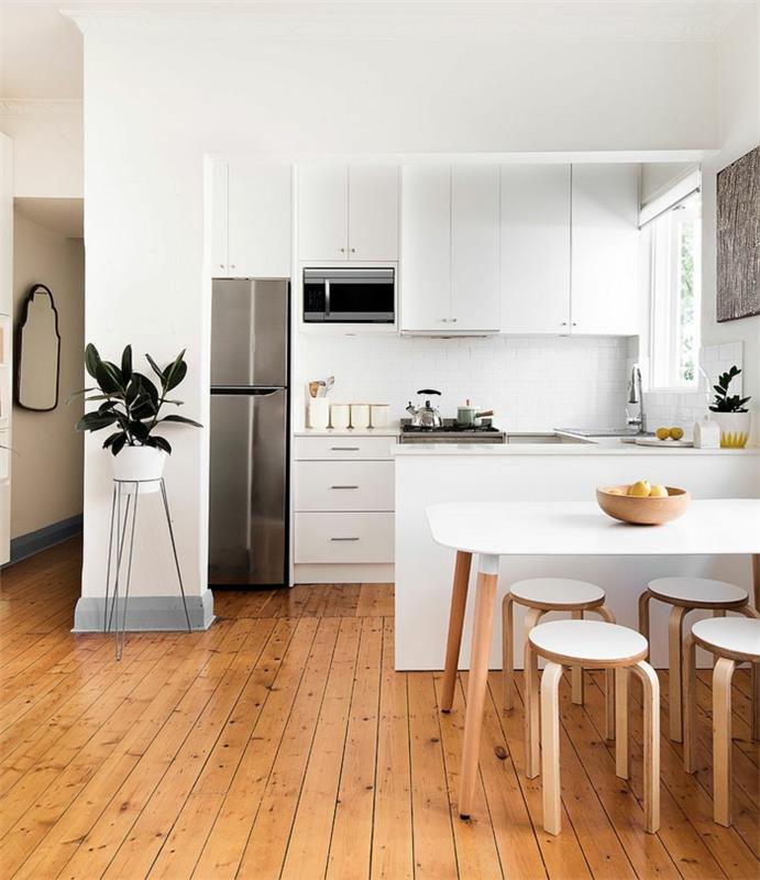 medinė ir balta virtuvė, baltas valgomojo stalas, baltos kėdės, maža virtuvė ikea, balti virtuvės baldai