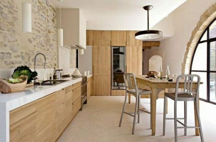 gana šiuolaikiška virtuvė su šviesaus medžio baldais, kurių dydis pakeistas į sienas