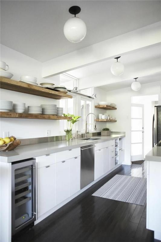 graži virtuvė-po karnizu-su-sienine-lentyna-medine-clai-and-white-lubos-virtuvė-splashback