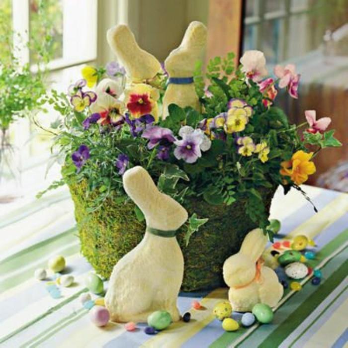 gražios gėlių dekoracijos ir mažos zuikio figūrėlės-tobula-Velykų puošmena