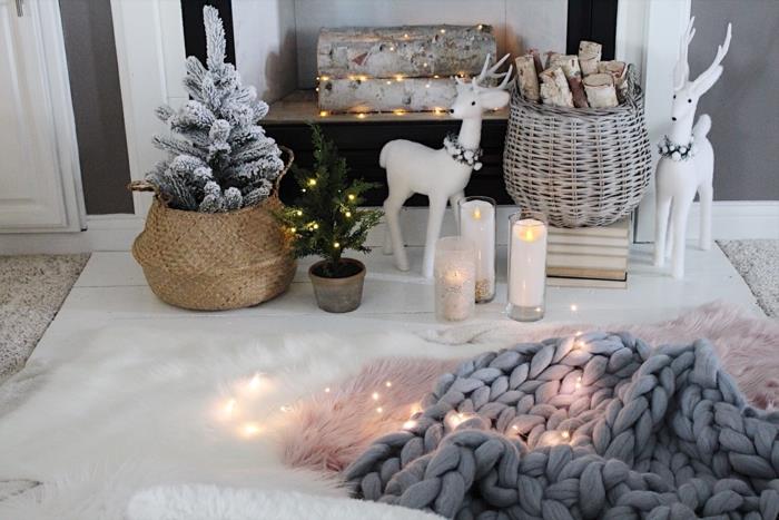 Čudežna božična dekoracija, pleten kariran, prižgane sveče, tkana košara z majhnim drevesom, okrasni hlodi