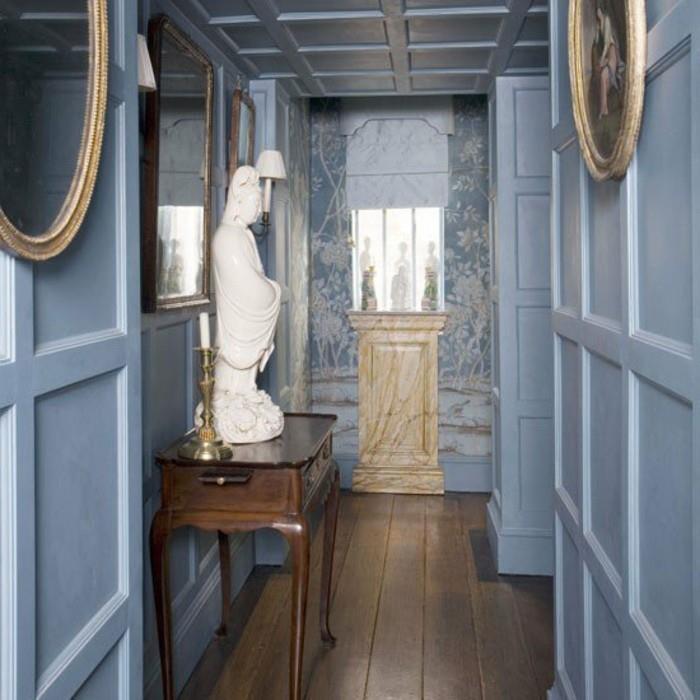 Apvalus veidrodis, šviesiai mėlynos sienos, stilingas prieškambaris, patarimai, kaip dekoruoti per siaurą prieškambarį, interjero dizainas
