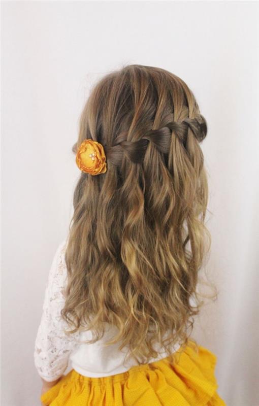 Maža mergaitė ilgi garbanoti plaukai, krioklio pynė su jaunomis gėlėmis plaukuose, lengva padaryti šukuoseną, trumpos šukuosenos pamoka