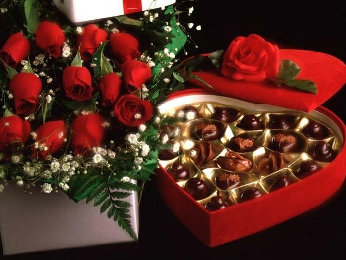 lepo-darilo-ideja-ženska-valentinovo-cvetje-cgocolat-kaj-darilo-ženska-valentinovo