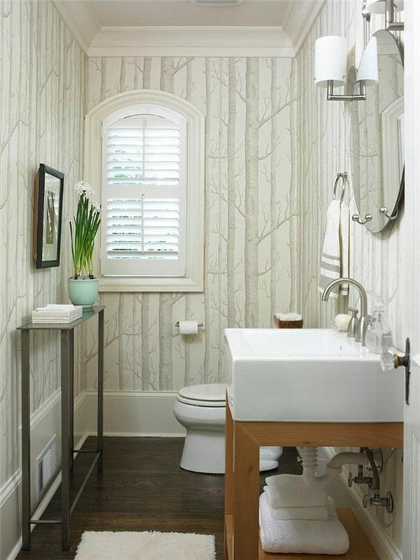 graži idėja vonios kambariui-balti baldai-apvalus veidrodis-medinės grindys-juodos lempos