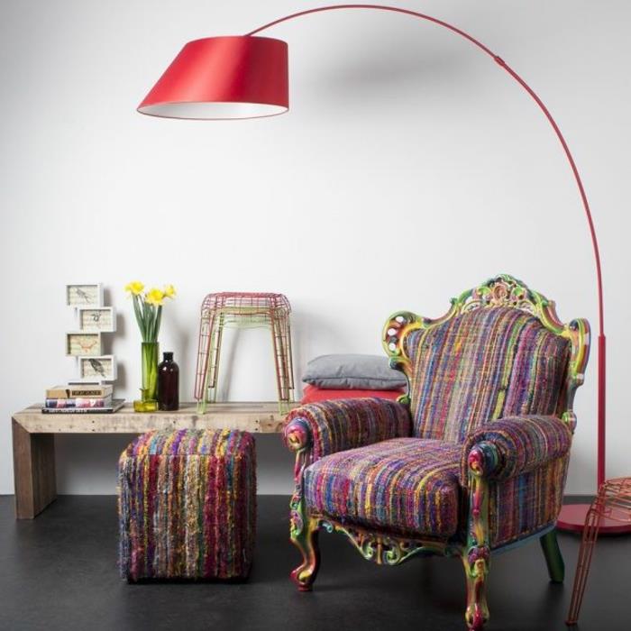 güzel-zemin-lamba-alinea-kolye-kırmızı-oturma odası-retro-şık-sandalye-lino-zemin-siyah-duvar-beyaz