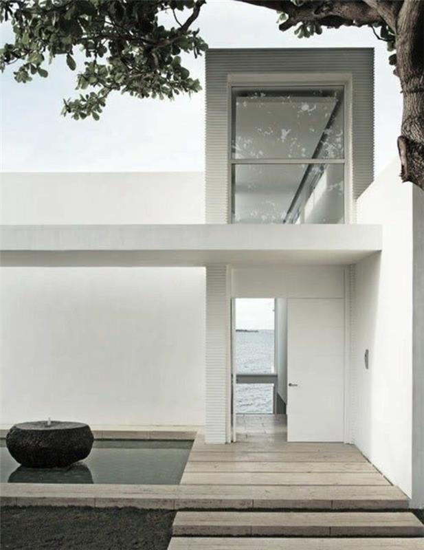 gražus namas su baltomis sienomis minimalizmo stiliumi-didelio lango išorės baltas namas
