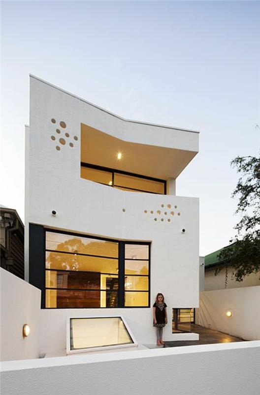 gana baltas namas minimalistinio stiliaus su nedideliu kiemu ir baltas eksterjeras