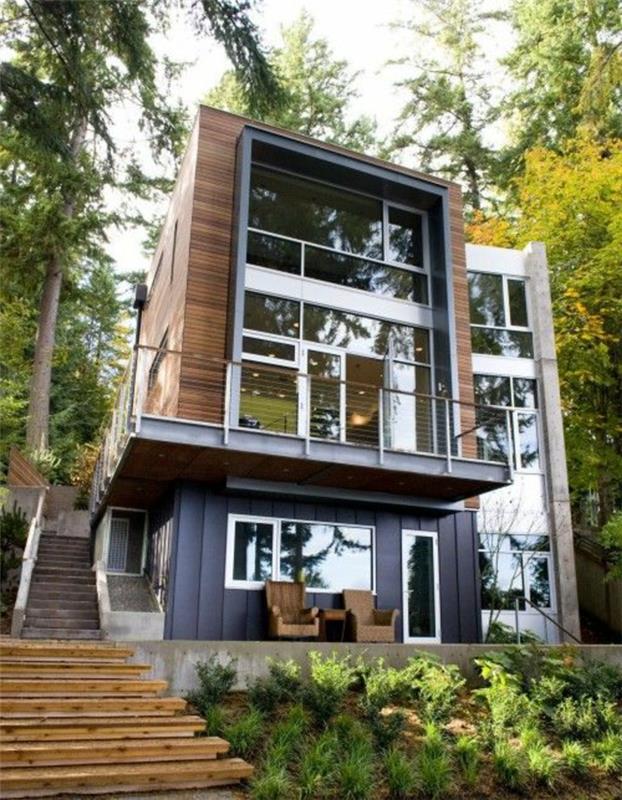 gana prabangus namas-didelis su dideliais langais ir mediniai laiptai miške