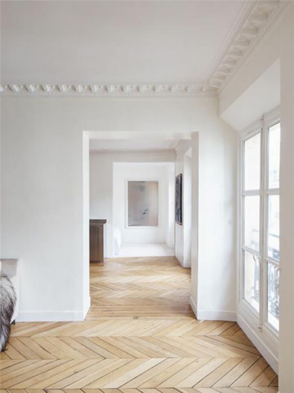gražus dekoratyvinis liejimas šiuolaikiškame gyvenamajame kambaryje su šviesiomis parketo grindimis baltomis sienomis