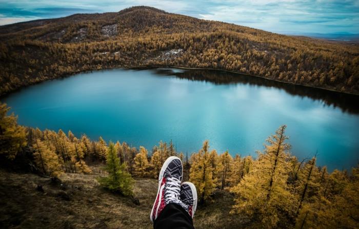 kraštovaizdžio tapetai, rojaus salos, ramus mėlynas ežeras, rojaus vieta, miškas su medžiais rudais ir geltonais lapais, rudens sezonas