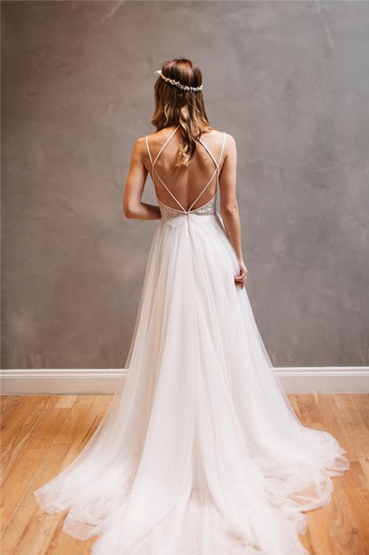 kaimiška vestuvinė suknelė, nuotaka su ilga tekančia sijono suknele, nugaroje sukryžiuoti raišteliai