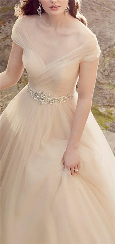 gana paprasta ir elegantiška vestuvių suknelė su siluetu-puošni suknelė