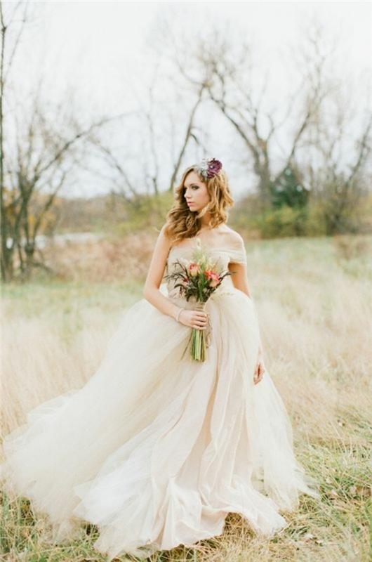 gana paprasta ir elegantiška vestuvinė suknelė su gražiu siluetu