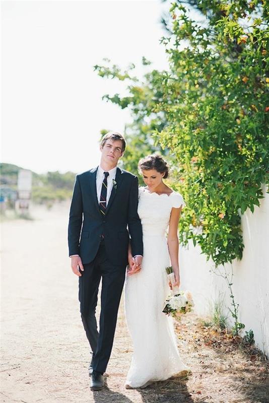 graži-vestuvinė suknelė-paprasta ir elegantiška-silueto-vestuvių pora-įsimylėjusi