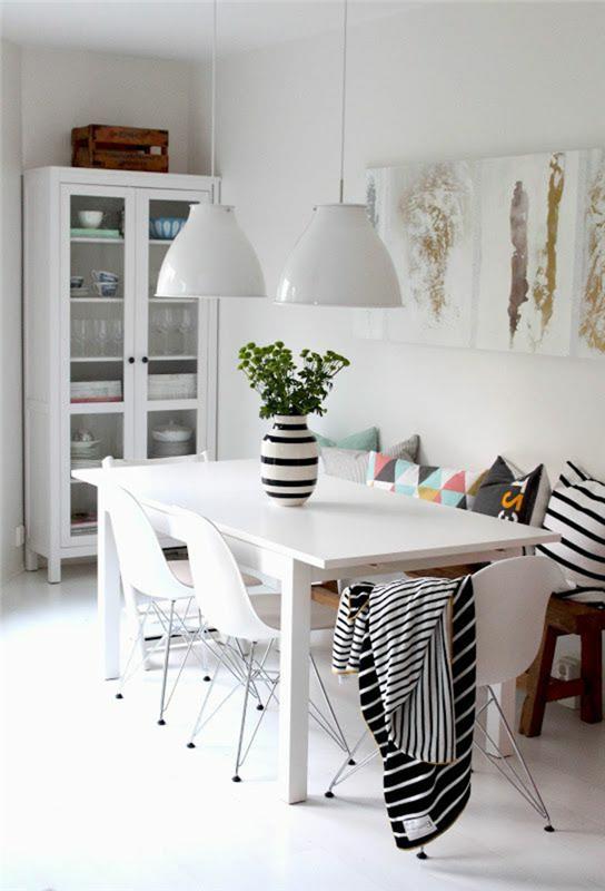güzel-çağdaş-yemek odası-beyaz-duvarlar-ve-beyaz-ahşap-masa-plastik-sandalyeler-ve-beyaz-avizeler
