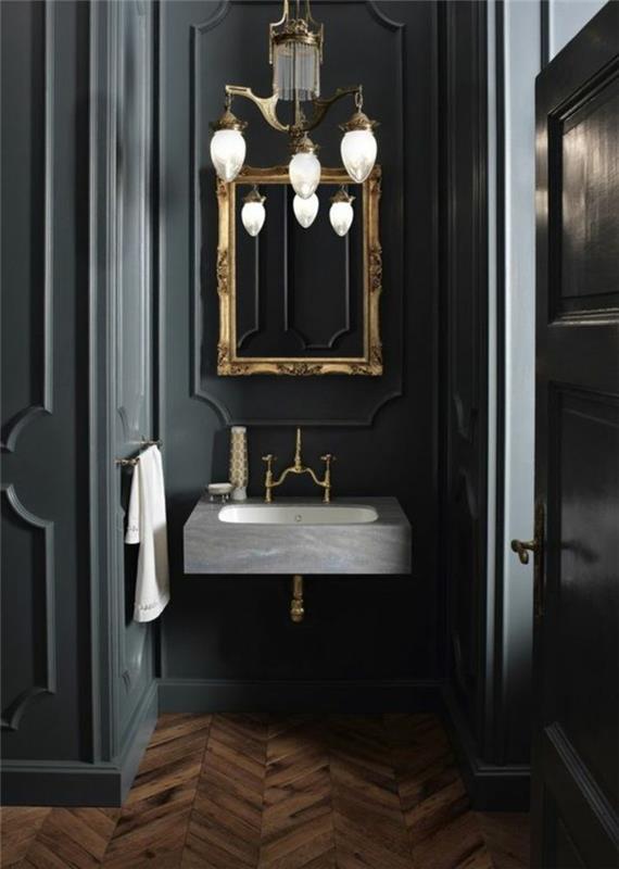 gražus vonios kambarys-tamsus-antracitas-parketas-grindys-šviesa-medis-veidrodis-sieninė lempa