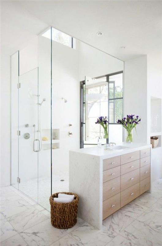 gražus vonios kambarys su gėlėmis ir marmuro plokštės grindų modeliais vonios kambariai