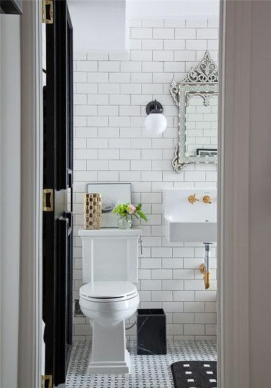 lepa kopalnica-z-belimi-stenami in-mozaikom-ogledalo-dekorativna-tla-za-ureditev-majhne kopalnice