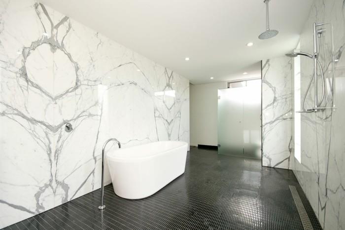 gražus vonios kambarys su marmurinėmis sienos plytelėmis-marmuro efekto juodos marmuro mozaikos grindimis