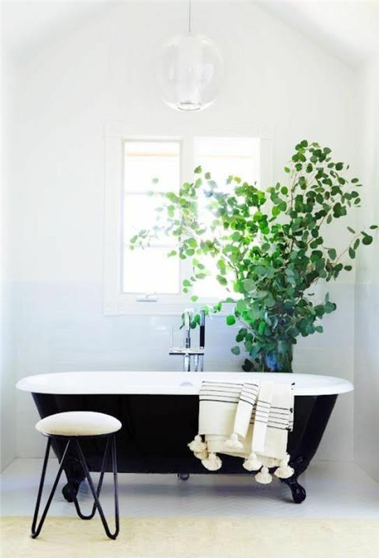 lepa-bela-kopalnica-s-staro-litoželezno-kadjo-zelene-rastline-v-kopalnici