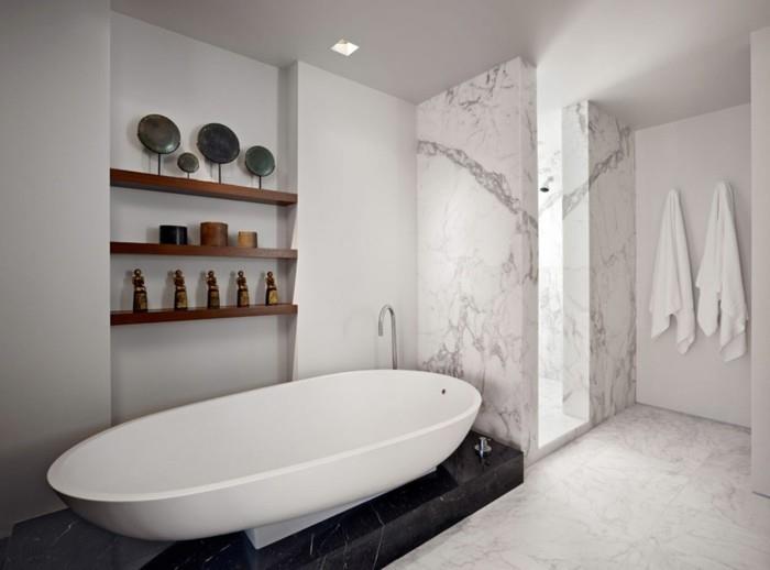 gana baltas vonios kambarys su marmuro efekto plytelėmis-balta-pilka-marmuro plokštės