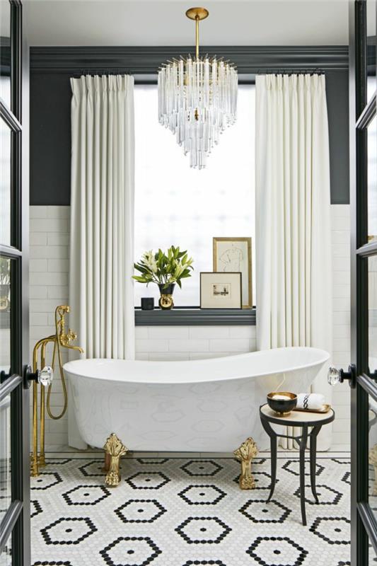 siyah beyaz banyo, büyük kristal tavan lambası, tripod tabure, altın musluk, ağır beyaz perdeler, altın metal detaylar