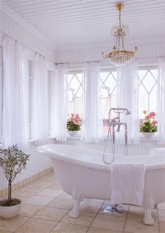lepa kopalnica-retro-elegantna-bela-baročna-lestenec-starinske-kadi-stare pipe
