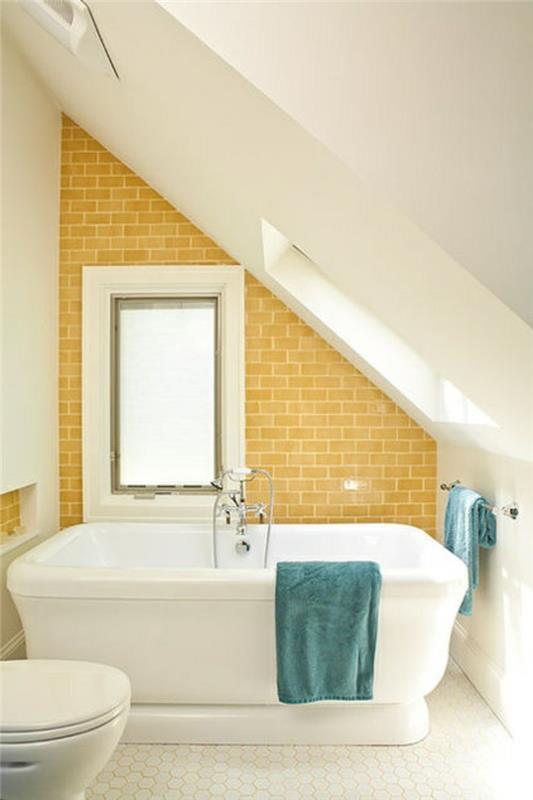 lepa-kopalnica-pod-pobočjem-z-rumeno-ploščicami-stena-v-kopalnici