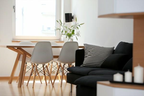 iskandinav sandalyeli-siyah-kanepeli-eşsiz-ev için güzel-oturma odası