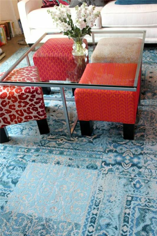 lepa miza s stekleno mizo, modra preproga, moderna dnevna soba
