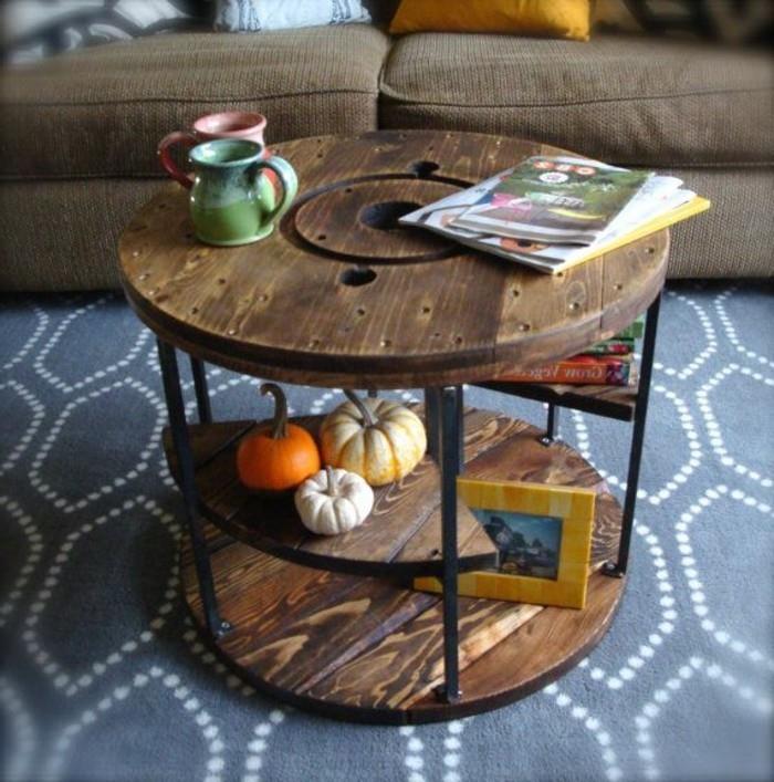 gražus kavos staliukas su apvalia medine saugykla pilkas kilimas šiuolaikiškam gyvenamajam kambariui