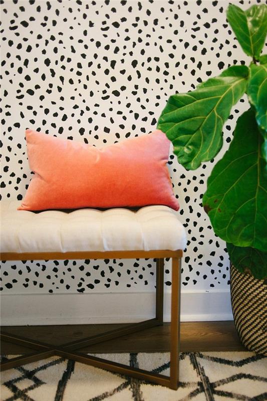 lepo-črno-bela-tapiserija-za-stene-v-modernem-hodniku-z-zeleno-rastlino