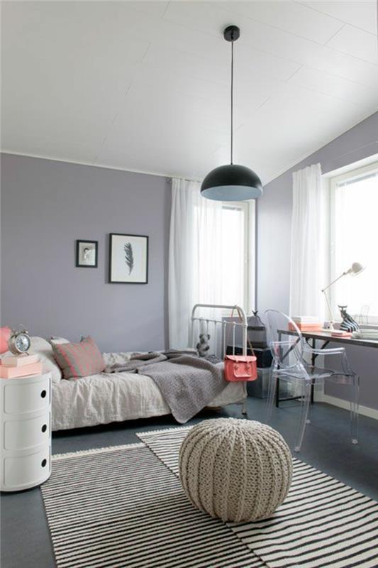 gražus paauglių miegamasis su pilkomis sienomis ir juodai baltai dryžuotas kilimas purpurinėmis sienomis baltos lubos