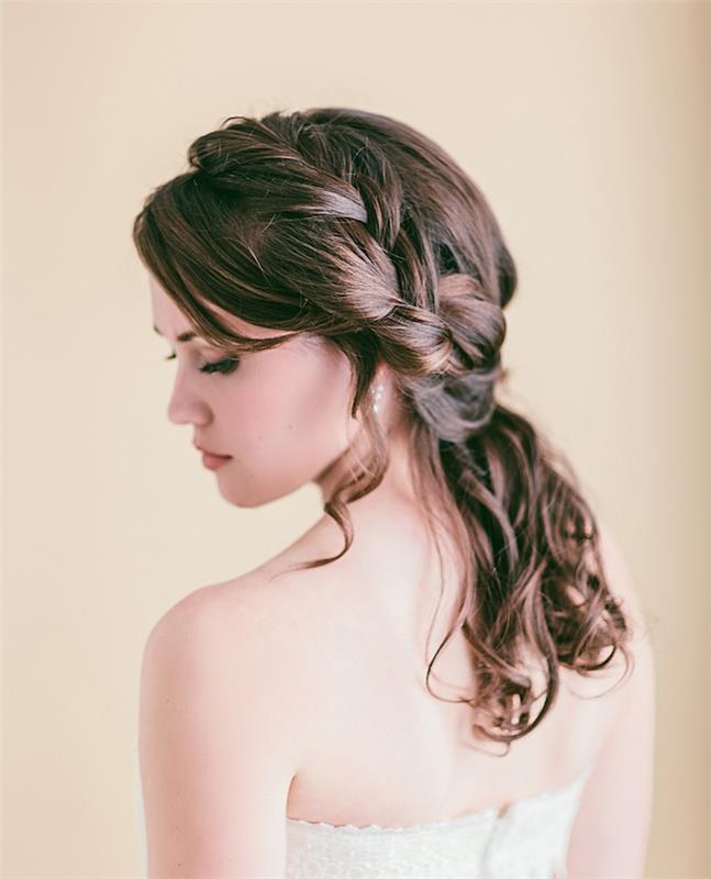 dalgalı kahverengi saçlarda yarım yan örgü, orijinal bohem düğün saç modeli