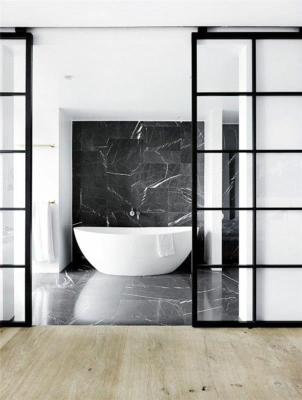 gražūs ir modernūs vonios kambario modeliai, pagaminti iš juodos ir baltos marmuro balcino-kriauklės vonioje