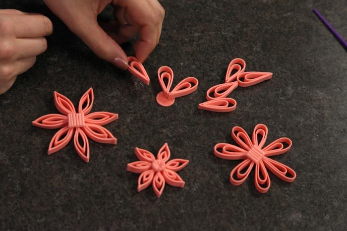 rožnati cvetovi, zloženi iz papirja za quilling, srčkan dizajn quilling